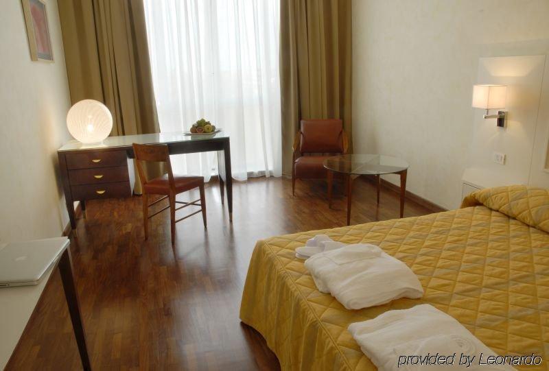 Hotel Della Citta Et De La Ville Forlì Szoba fotó